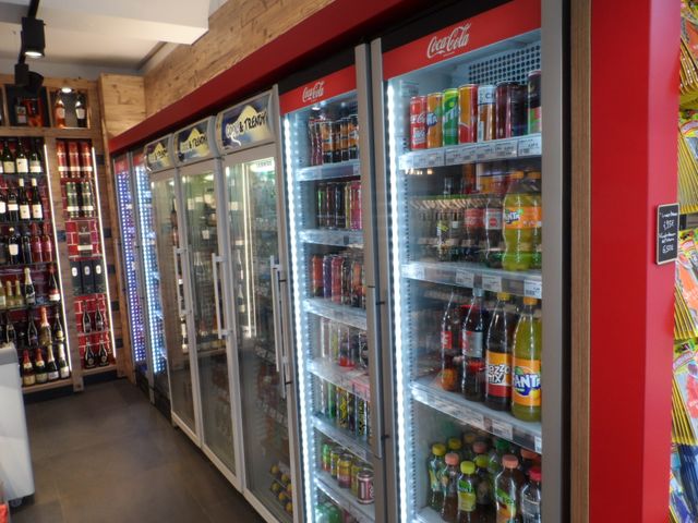 Kühlschränke mit gekühlten Getränken der Tankstelle in Walldürn